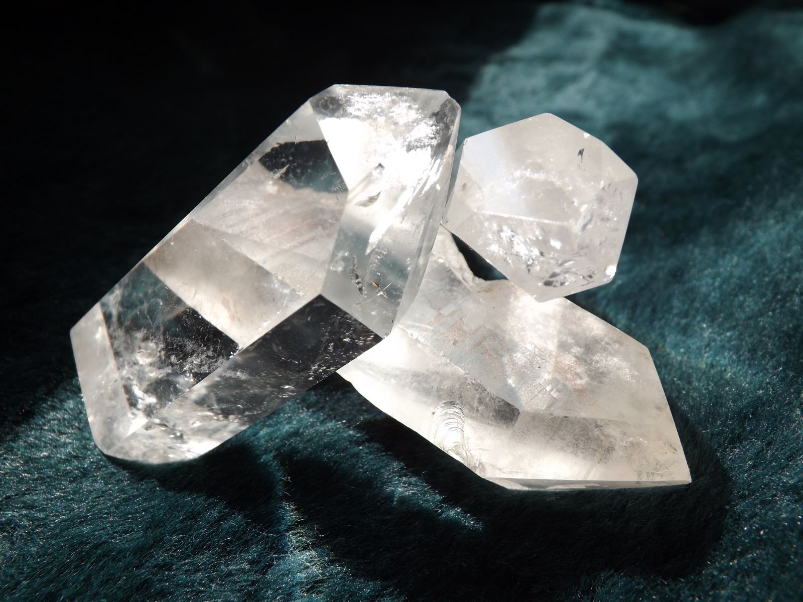 水晶の浄化力──負を祓い、本来の自分を呼び覚ます