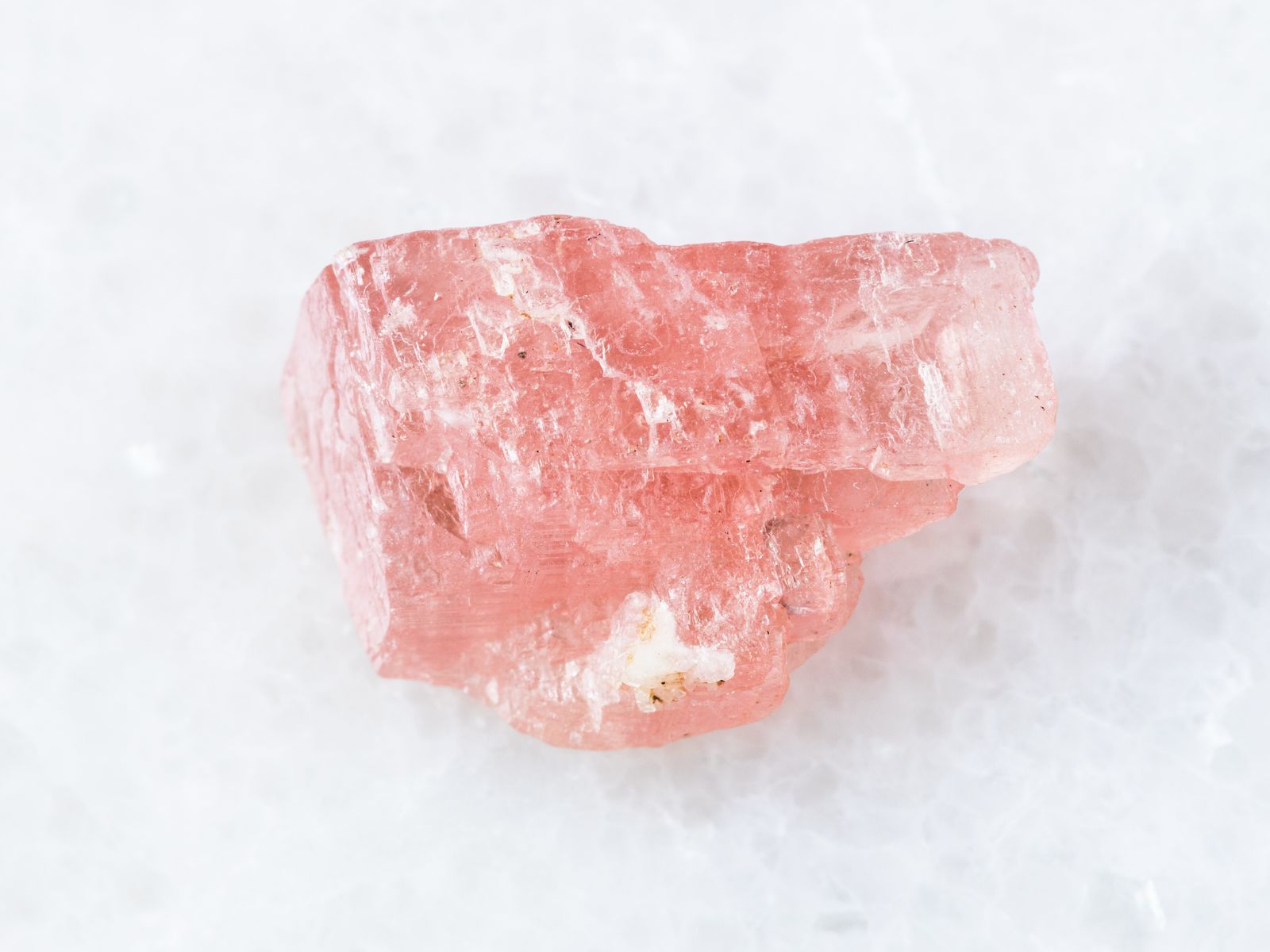 人生を花開かせる薔薇色の石｜インカローズの意味と愛の力